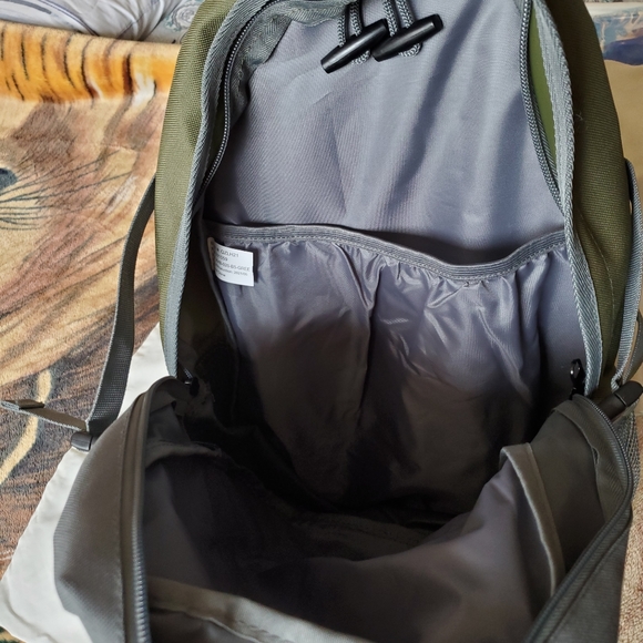 Desert Springs Hydration Backpack w/ 2L Water Bladder - Picture 5 of 8